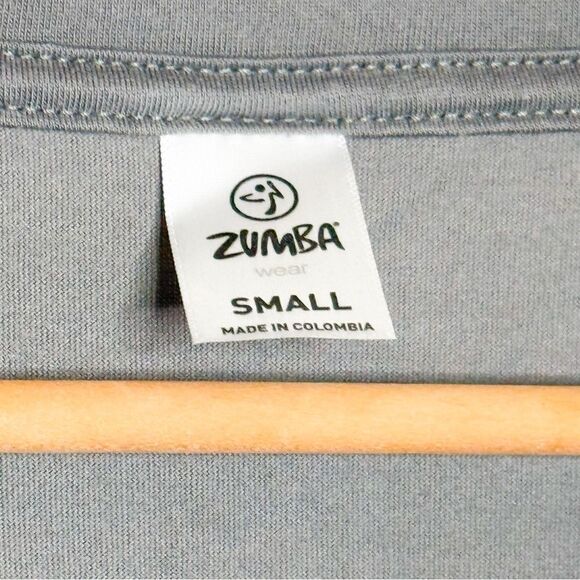 Zumba NWT! Vibrant V-Neck Fringe Top Gravel Gray Neon Logo Dance Fitness - Picture 3 of 9